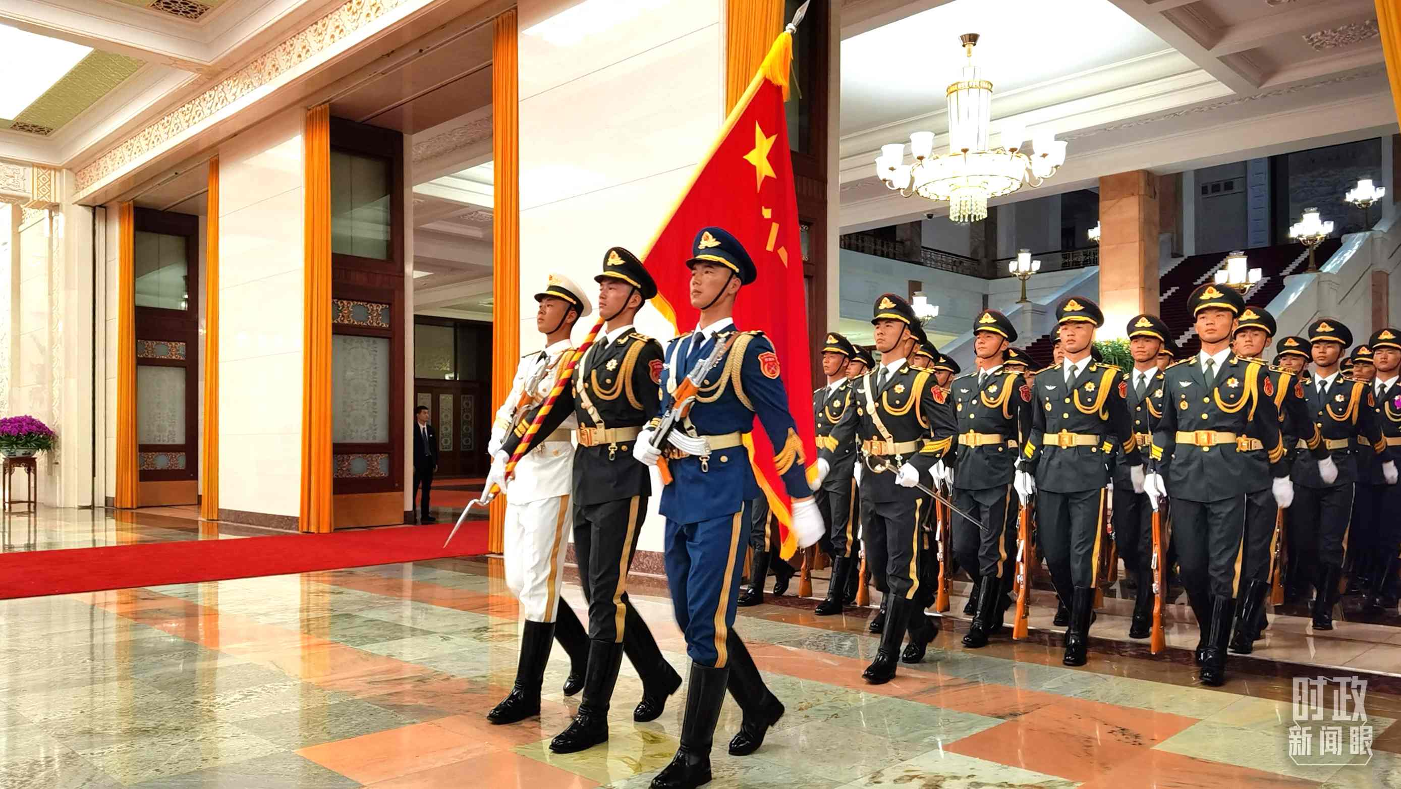 △9月2日，習(xí)主席在人民大會(huì)堂北大廳為拉馬福薩總統(tǒng)舉行歡迎儀式。（總臺(tái)央視記者郭鴻拍攝）