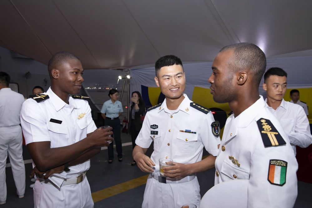 2023年6月25日，中國和科特迪瓦雙方官兵在南寧艦舉辦的甲板招待會上交流。中國海軍第43批護(hù)航編隊(duì)22日抵達(dá)科特迪瓦經(jīng)濟(jì)首都阿比讓，開始對科特迪瓦為期4天的友好訪問。
