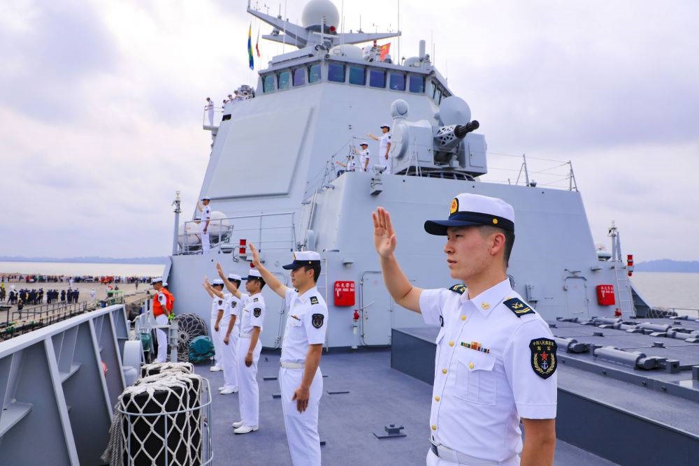 2023年7月8日，中國海軍第43批護(hù)航編隊(duì)官兵向加蓬利伯維爾奧文多港碼頭的歡迎人群揮手致意。中國海軍第43批護(hù)航編隊(duì)抵達(dá)加蓬利伯維爾，開始對加蓬進(jìn)行為期4天的友好訪問。
