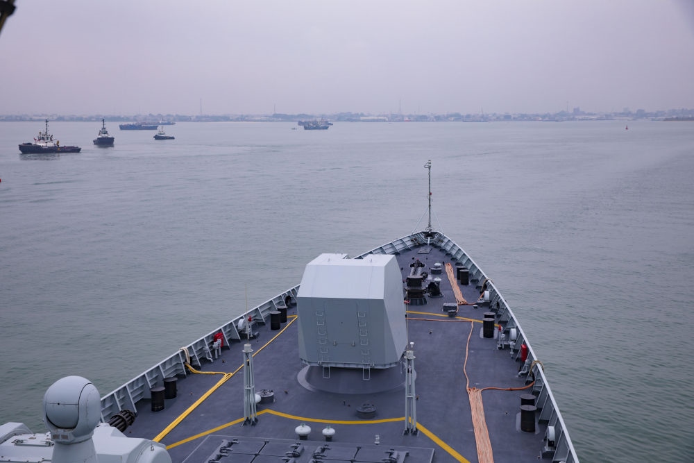 2023年7月14日，中國海軍第43批護(hù)航編隊(duì)南寧艦駛?cè)雱偣ú迹┖诮歉?，開始對剛果（布）進(jìn)行為期4天的友好訪問。