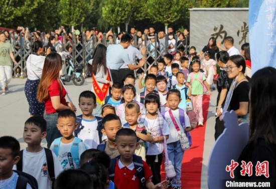 9月1日起，河北省衡水市各中小學(xué)陸續(xù)開學(xué)。9月4日，2024級(jí)小學(xué)一年級(jí)新生集中入學(xué)，為迎接新同學(xué)，各學(xué)校開展了豐富多彩的活動(dòng)。 據(jù)衡水市教育局介紹，今年衡水市746所中小學(xué)共迎來75.1萬名新生。其中，全市550所小學(xué)迎來新生34.46萬名。圖為衡水市第十二中學(xué)小學(xué)部的一年級(jí)新生走紅毯。陳康 攝