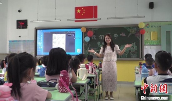 圖為衡水市新苑小學(xué)，老師正在給學(xué)生講開學(xué)第一課的內(nèi)容。王天祥 攝