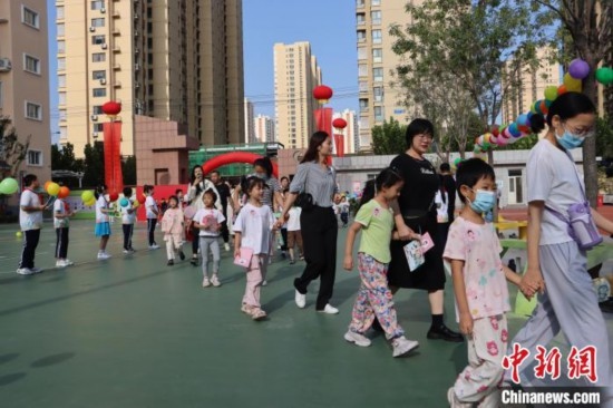 圖為衡水市新苑小學(xué)，小學(xué)一年級(jí)新生佩戴“夢想徽章”后，步入校園 。王天祥 攝