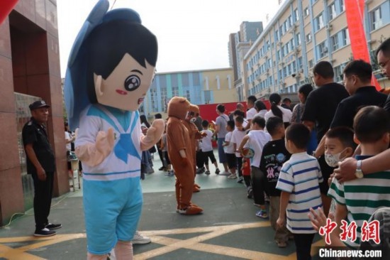 圖為衡水市新苑小學(xué)，老師穿上玩偶服裝歡迎新生入學(xué)。王天祥 攝