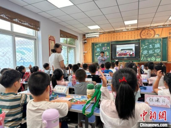 圖為衡水市康復(fù)街小學(xué)，老師講解開學(xué)第一課校園紀(jì)律與禮儀。徐鵬璐 攝
