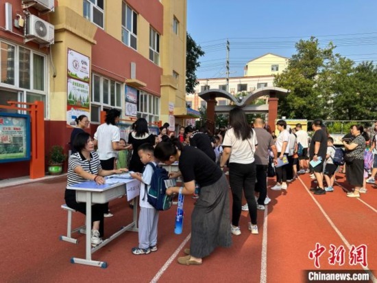 圖為衡水市康復(fù)街小學(xué)，正在簽到的小學(xué)生。徐鵬璐 攝