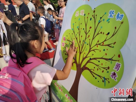 圖為衡水市利民路小學(xué)，孩子們在成長樹的“好習(xí)慣”樹枝上按手印做出承諾。張松 攝