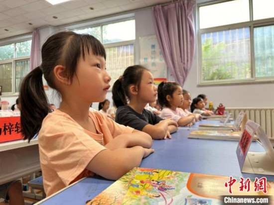 圖為衡水市康復(fù)街小學(xué)，小學(xué)生聽老師講開學(xué)第一課內(nèi)容。徐鵬璐 攝