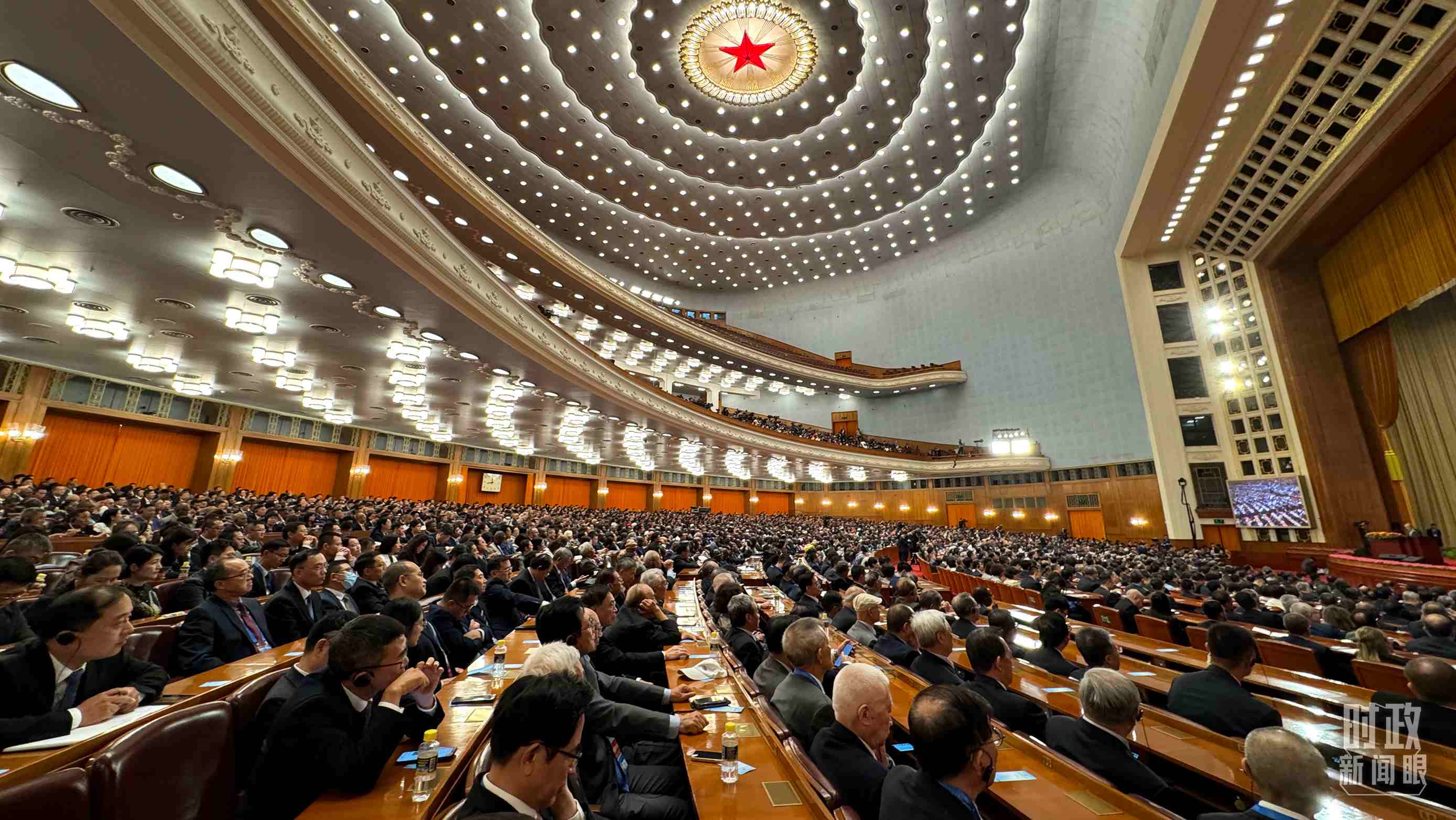  △中非合作論壇非方成員國國家元首、政府首腦、代表團(tuán)團(tuán)長及國際和地區(qū)組織負(fù)責(zé)人等中外各界人士3200余人出席開幕式。（總臺(tái)央視記者蔣碩拍攝）