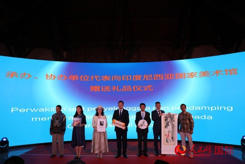 在展覽開幕式現(xiàn)場，本次展覽的承辦、協(xié)辦單位代表向印尼國家美術(shù)館贈(zèng)送禮品。人民網(wǎng)記者 曹師韻攝