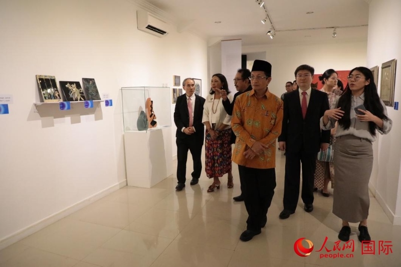 參加開幕式的嘉賓參觀展覽。人民網(wǎng)記者曹師韻攝
