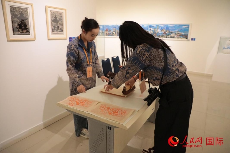 展覽現(xiàn)場的拓印技藝體驗(yàn)工坊。人民網(wǎng)記者曹師韻攝