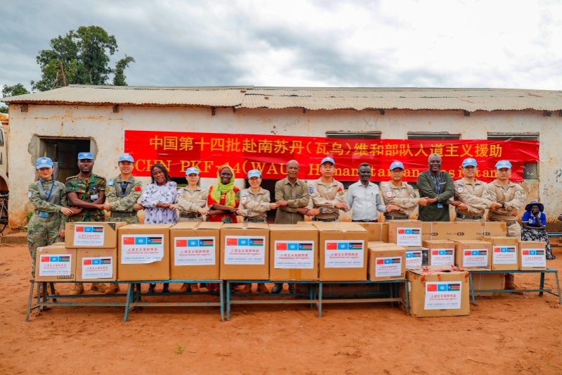 維和官兵與學校代表進行物資交接。王皓宇攝