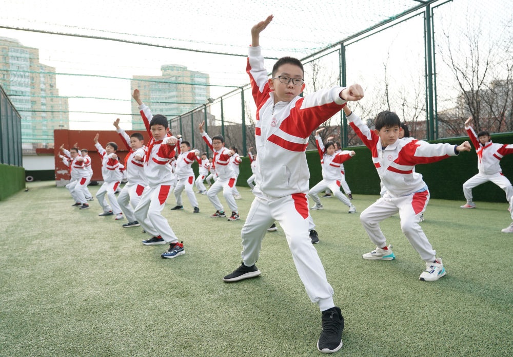 2024年2月21日，在人大附中實(shí)驗(yàn)小學(xué)，學(xué)生們?cè)隗w育課中進(jìn)行武術(shù)練習(xí)。新華社記者 任超 攝