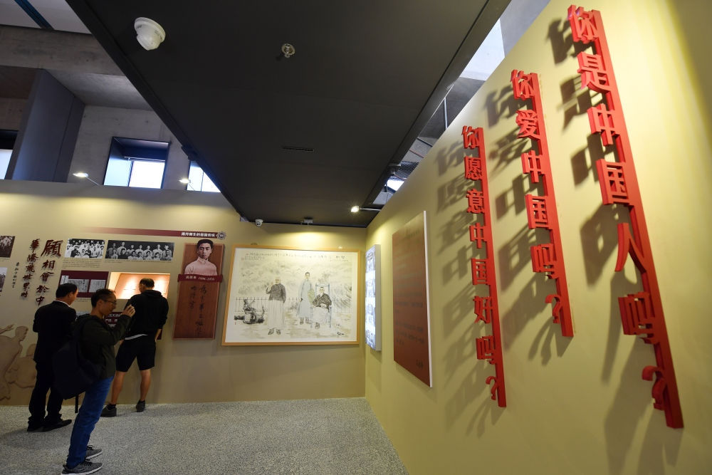 在南開大學(xué)海冰樓內(nèi)，墻上掛著“愛國三問”（2019年10月14日攝）。新華社記者 李然 攝