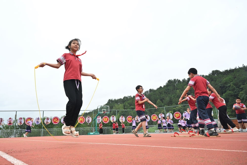 在廣西桂林市龍勝各族自治縣龍勝鎮(zhèn)第二小學(xué)，學(xué)生在大課間跳繩（2024年6月26日攝）。新華社記者 姜克紅 攝