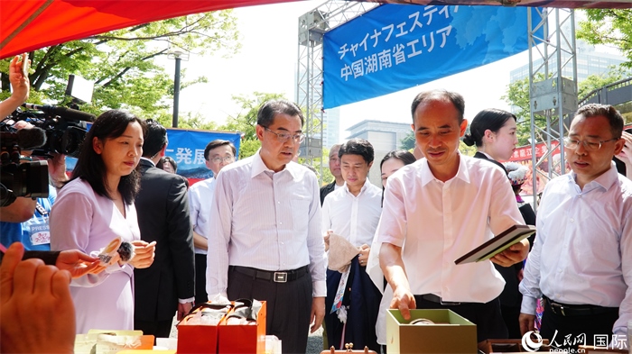 湖南展位工作人員向中國駐日本大使吳江浩介紹特色文創(chuàng)產品。人民網 蔣曉辰攝