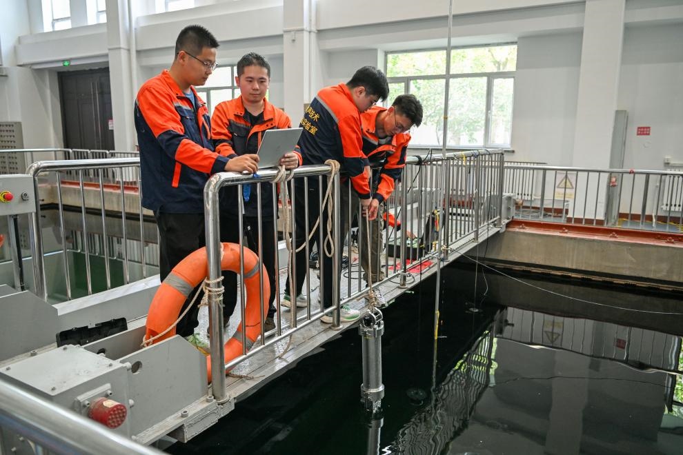 哈爾濱工程大學(xué)水聲工程學(xué)院學(xué)生在進(jìn)行技術(shù)實(shí)驗(yàn)。新華社記者王松 攝