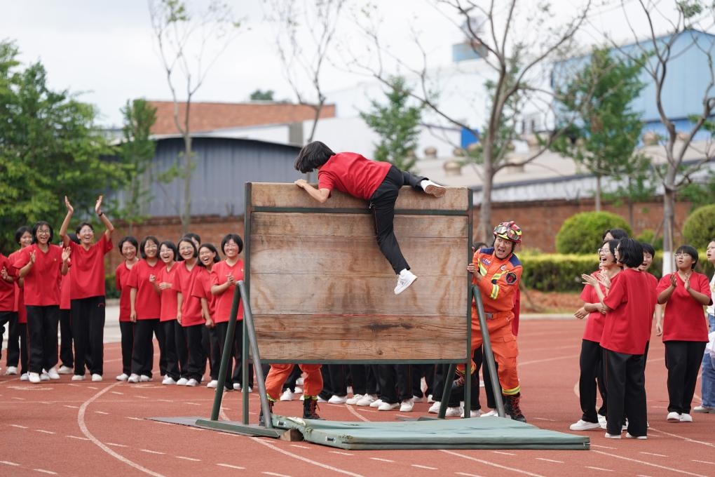 云南麗江華坪女子高級(jí)中學(xué)學(xué)生在體驗(yàn)翻越障礙板。新華社記者陳欣波 攝