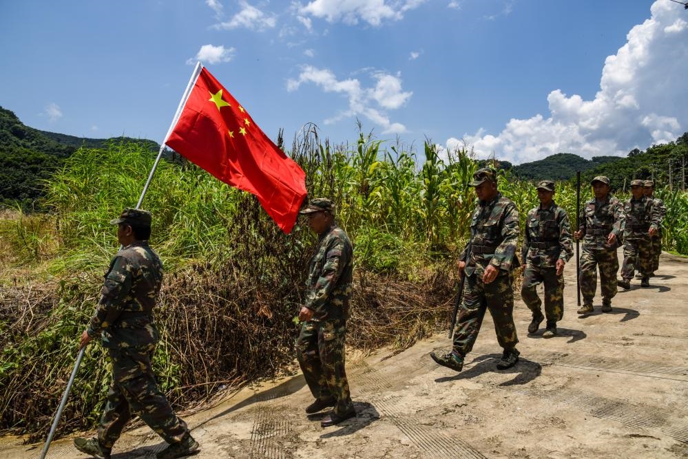 8月16日，老支書尼紅（左二）和班老鄉(xiāng)班搞村巡邊隊一起出發(fā)去巡邊。新華社記者吉哲鵬 攝
