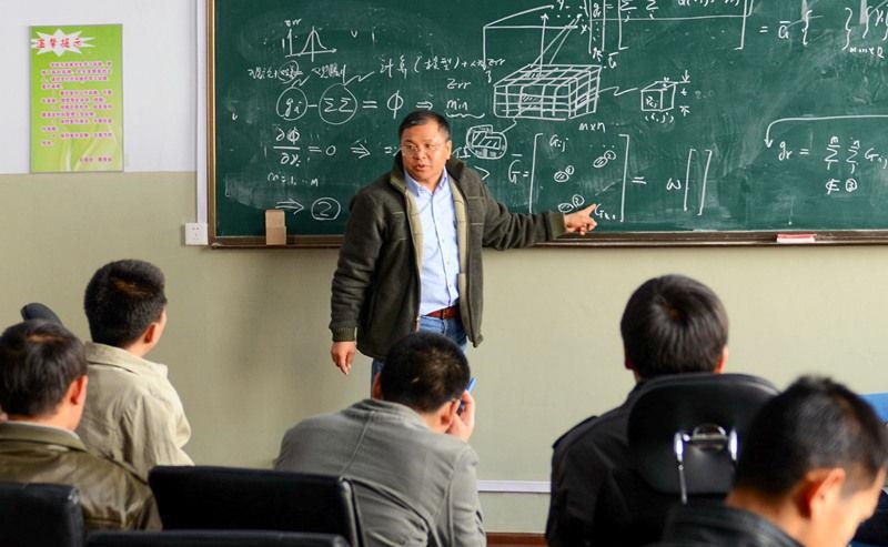 2011年4月，著名地球物理學(xué)家黃大年為學(xué)生們授課。