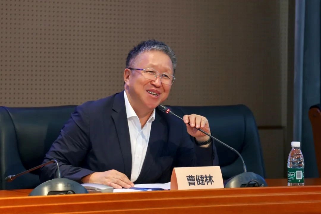 科技部原副部長、十三屆全國政協(xié)教科衛(wèi)體委員會副主任、現(xiàn)任季華實驗室理事長、主任曹健林致辭。主辦方供圖