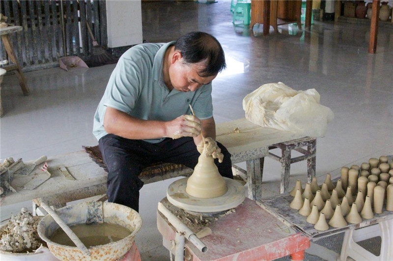 陶器是人類社會由舊石器時代發(fā)展到新石器時代的標(biāo)志之一，也是人類由野蠻走向文明的標(biāo)志，承載著人類成長進(jìn)步的記憶。陶藝一條街上，母氏陶藝館內(nèi)，空氣中彌漫著陶土的芬芳。非遺傳承人母先才展示制陶技術(shù)，他神情專注、心無旁騖地打磨手中的陶坯，手中的泥土在旋轉(zhuǎn)的陶輪上漸漸成型。與土陶相伴近40年的母先才堅守初心，傳承土陶技藝是他作為貴州省級非遺花茂土陶傳承人的“執(zhí)念”與責(zé)任。（俄羅斯《俄羅斯報》視覺內(nèi)容部副主編阿爾圖爾·杰魯諾夫攝）