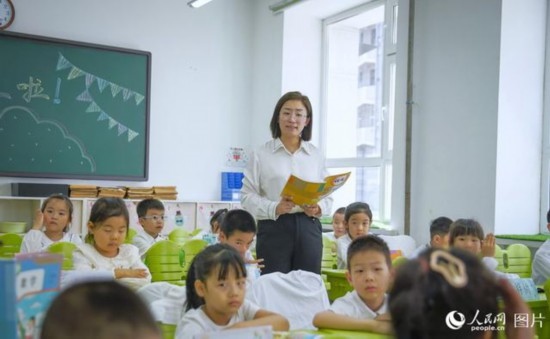 9月9日，黑龍江省哈爾濱市花園小學(xué)，語文老師正在給二年級小學(xué)生們上課。人民網(wǎng)記者 張哲鑫攝