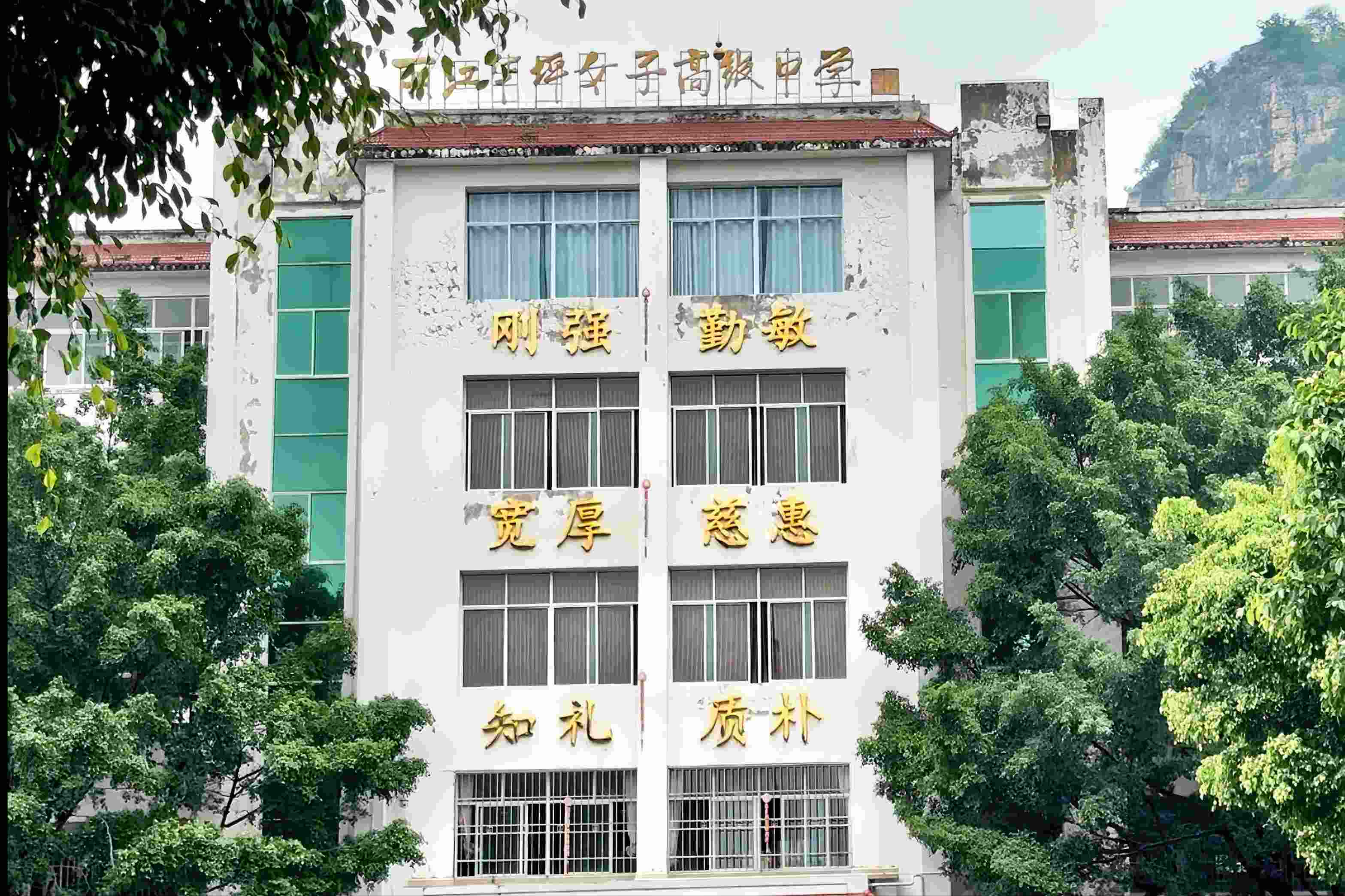 華坪女高教學(xué)樓。人民網(wǎng)記者 劉微攝