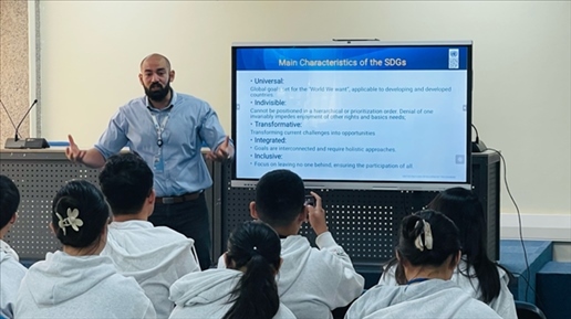 聯(lián)合國(guó)內(nèi)羅畢辦事處的工作人員為支隊(duì)成員講解可持續(xù)發(fā)展目標(biāo)。林源攝