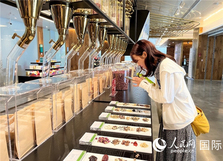 4. 代表團團員對新中式茶飲的食材充滿興趣。（人民網(wǎng)記者陳思 攝）
