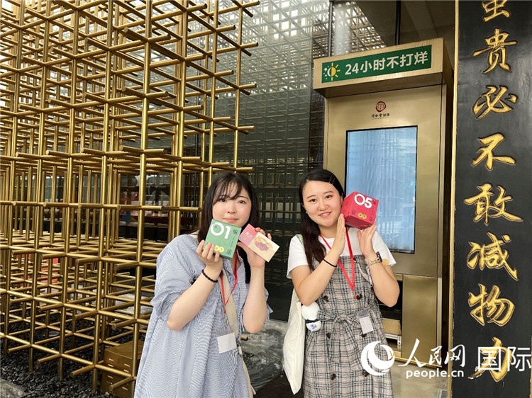 5. 代表團團員展示通過無人售藥機購買的盲盒。（人民網(wǎng)記者陳思 攝）