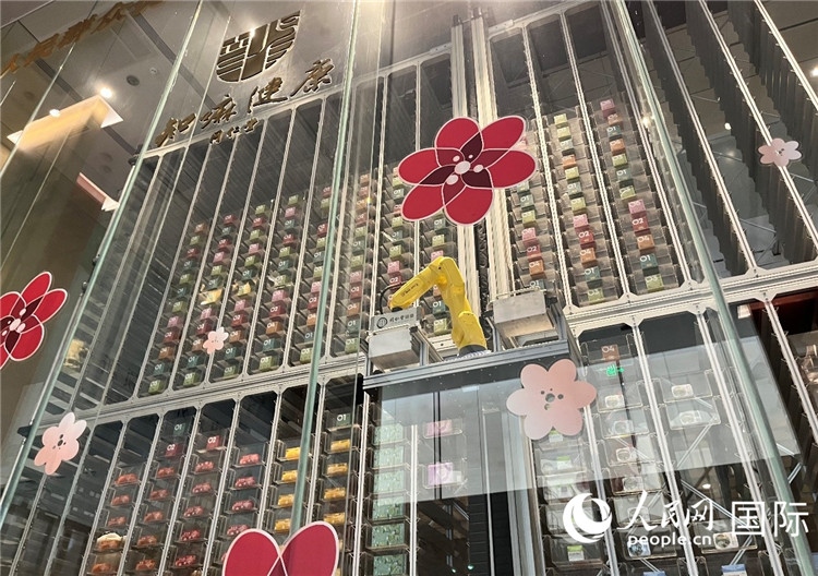 6. 機械臂正在取貨。（人民網(wǎng)記者陳思 攝）