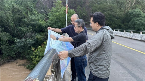 珠江委工作組在三河鎮(zhèn)三河大橋進行防洪工程調度工作。 水利部供圖