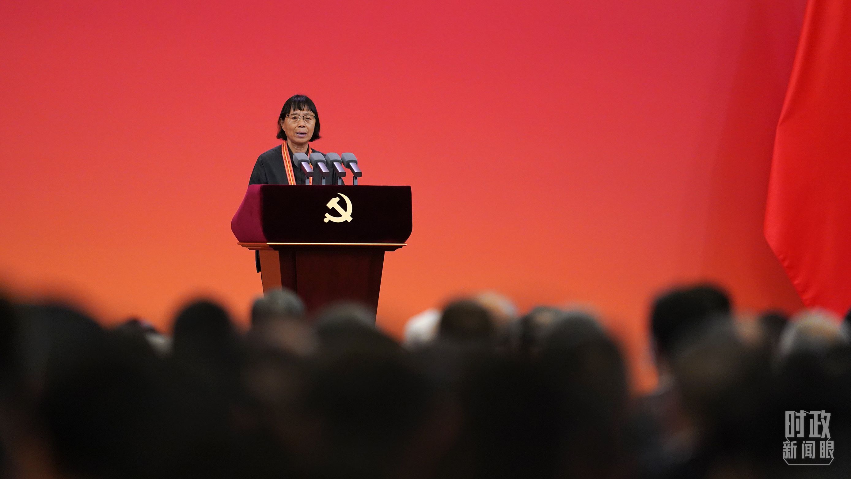  △2021年6月，幫助數(shù)千名貧困山區(qū)女孩圓夢(mèng)大學(xué)的人民教師張桂梅，代表“七一勛章”獲得者發(fā)言。（總臺(tái)國(guó)廣記者李晉拍攝）
