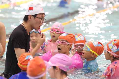 今年8月，杭州青少年活動(dòng)中心與共青團(tuán)杭州市濱江區(qū)委聯(lián)合主辦2024年“小候鳥”體育夏令營(yíng) 杭州青少年活動(dòng)中心供圖