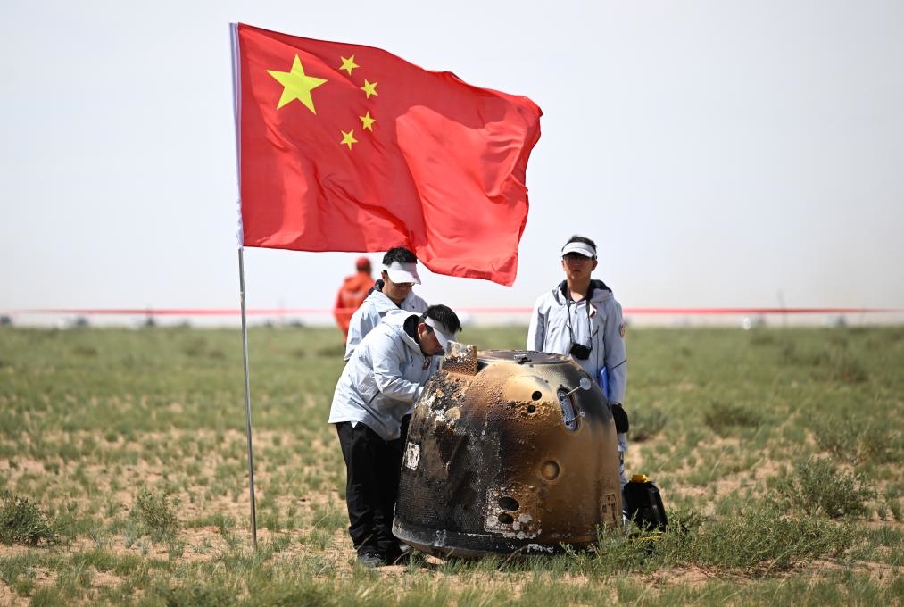 6月25日14時7分，嫦娥六號返回器攜帶來自月背的月球樣品安全著陸在內(nèi)蒙古四子王旗預定區(qū)域，探月工程嫦娥六號任務取得圓滿成功。新華社記者 貝赫 攝