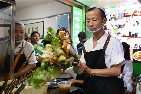 店員準(zhǔn)備制作天水麻辣燙。新華社記者 范培珅 攝
