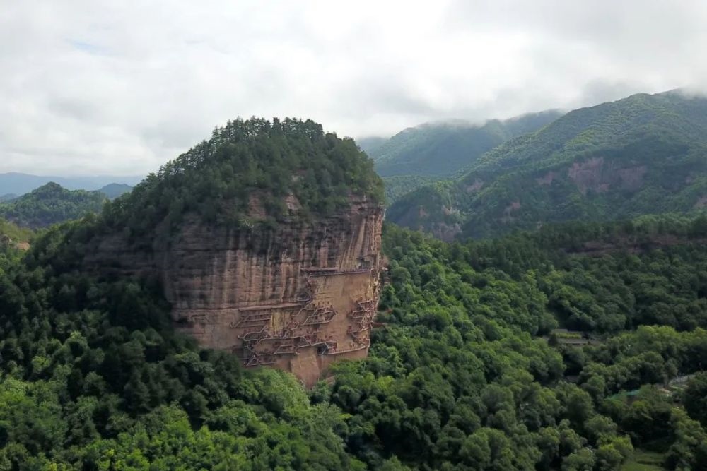 麥積山石窟全景。新華社記者 范培珅 攝