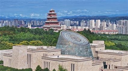 △寶雞青銅器博物院建筑外形運用高臺門闕、青銅厚土的建筑語言，氣勢恢宏，厚重威嚴(yán)。（總臺央視記者范凱拍攝）