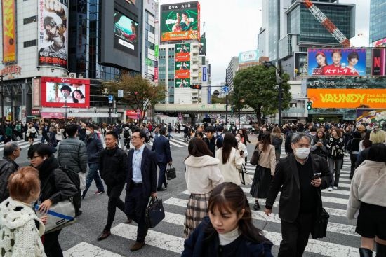 2023年11月15日，人們走過日本東京澀谷車站前的十字路口。新華社記者張笑宇攝