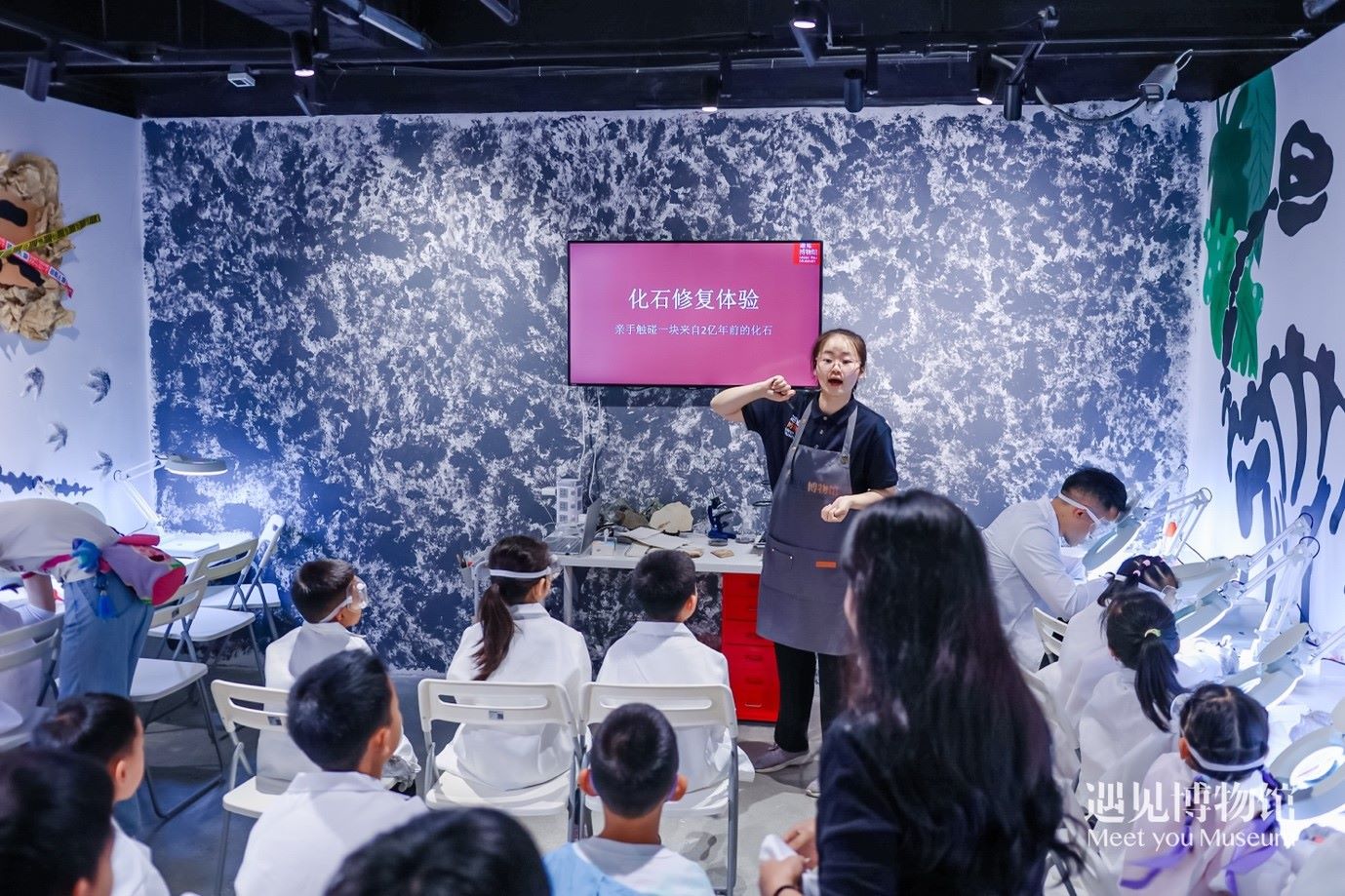 3. 小朋友們?cè)凇?億年的地球記憶——恐龍化石特展”體驗(yàn)當(dāng)“小小科學(xué)家”。遇見(jiàn)博物館供圖