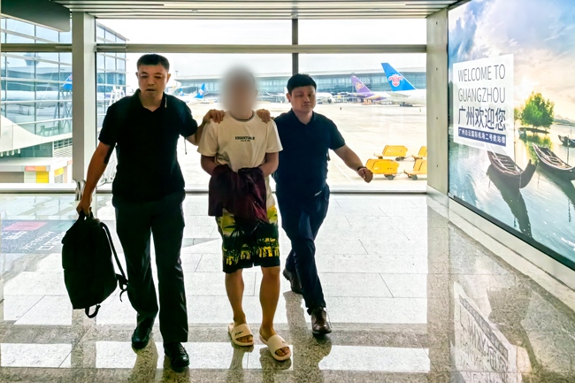 一名潛逃柬埔寨的犯罪嫌疑人被押解回國。公安部供圖