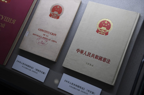 這是“五四憲法”歷史資料陳列館北山街館區(qū)展出的“五四憲法”中文版和西班牙文版。（2018年2月24日攝）新華社記者黃宗治攝