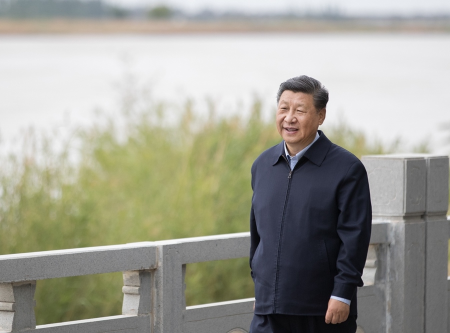 2020年6月8日，中共中央總書記、國(guó)家主席、中央軍委主席習(xí)近平在寧夏黃河吳忠市城區(qū)段了解加強(qiáng)黃河流域生態(tài)保護(hù)情況。新華社記者 王曄 攝