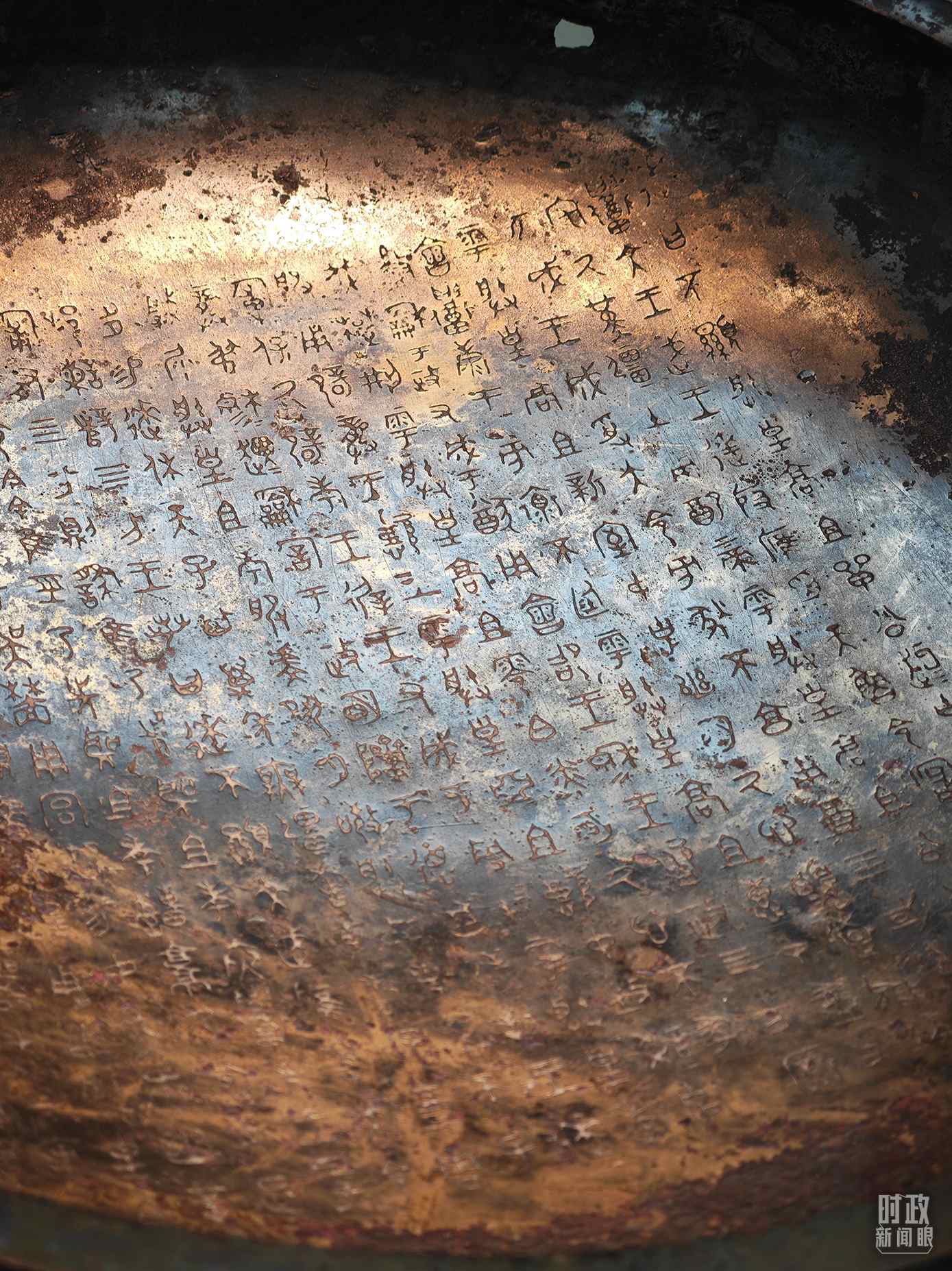 △ 寶雞青銅器博物院內(nèi)展陳——逨盤。（總臺央視記者丁欣、彭漢明拍攝）
