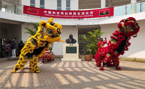 開場(chǎng)舞獅表演。內(nèi)圖大學(xué)孔子學(xué)院供圖