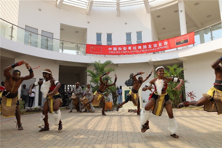 安哥拉民族舞。內(nèi)圖大學(xué)孔子學(xué)院供圖