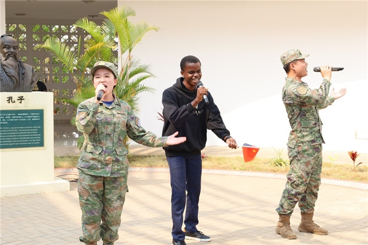 孔院學(xué)生與中國(guó)海軍官兵合唱《天地龍鱗》。內(nèi)圖大學(xué)孔子學(xué)院供圖