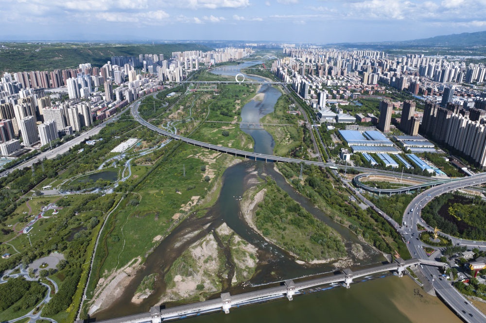 2024年5月9日在陜西省寶雞市拍攝的黃河最大支流渭河沿岸景色（無人機照片）。